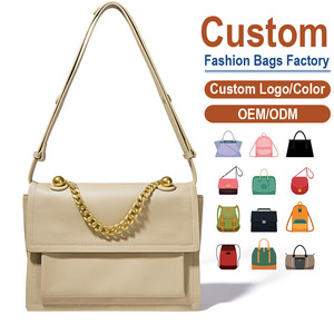 Bolso de Hombro Personalizado de Cuero Genuino de Grano Completo, Color Beige Cremoso, Acabado Mate Suave, con Cadena Dorada y Remaches Esféricos - Product Image 1