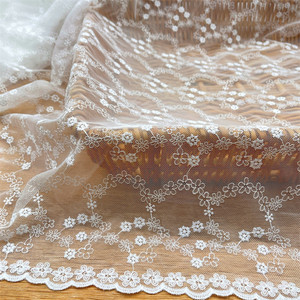 Tela de Encaje Bordada Blanca con Flores 3D y Borde Festoneado para Vestido de Novia, Velo de Novia y Manualidades - Product Image 6