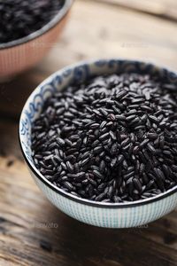 Riz noir biologique à grains entiers sur fond en bois rustique avec cuillère en bois, provenant d'Orissa - Product Image 5
