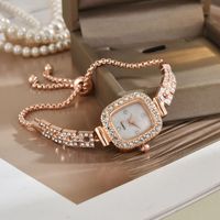 Nouveauté Montres à quartz de luxe Bracelet Offre Spéciale Senior Sense Square Colorful Rhinestone Watch pour femmes