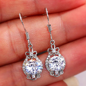 Orecchini E840 in oro bianco con diamanti, taglio rotondo brillante, colore D naturale, gioielli da sposa classici da donna - Product Image 5