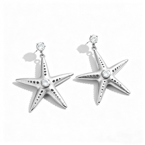 Boucles d'oreilles clous en or 14K rempli, design queue de poisson lignes simples, moissanite VVS GRA taille ronde, bijoux pour femme au quotidien - Product Image 6