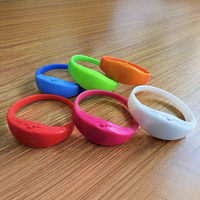 Bracelets lumineux LED personnalisés avec logo, activés par le son, pour les fêtes, les concerts, les sports