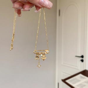 Collana con Ciondolo a Forma di Stella e Fiore di Iris Spazzolato di Lusso, Placcata in Oro Vintage con Diamanti per Donne - Product Image 6