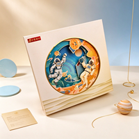 Boîte cadeau rigide carrée personnalisée, boîte en papier crème de luxe avec illustration ronde d'astronaute en 3D, plateau intérieur jaune pour cadeau de festival