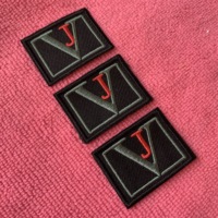 Étiquette brodée avec logo en 3D, design spécial, entièrement noire, à appliquer au fer à repasser sur les chapeaux, les vêtements, les sacs et les valises