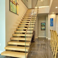 Escalier droit résidentiel intérieur sur mesure avec marches en bois de chêne blanc, garde-corps en verre et éclairage à capteur
