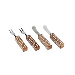 Ensemble de 4 couverts en métal avec manches en résine, écologiques, artisanaux, pour la maison et les restaurants - Product Image 1