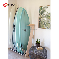 Support et présentoir à surfboards en bois écologiques modernes et personnalisés pour les magasins de surf au détail