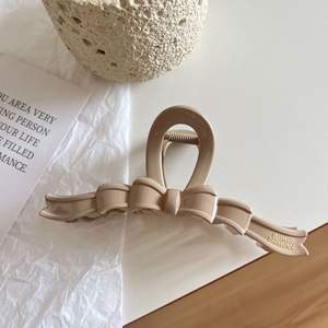 กิ๊บติดผมรูปโบว์สีเจลลี่เรียบง่ายสำหรับผู้หญิง กิ๊บหนีบผมพลาสติกแบบด้านขนาดใหญ่ อุปกรณ์เสริมผม - Product Image 6