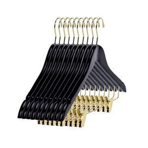 Cintre en velours noir avec logo doré et pinces dorées - Product Image 4