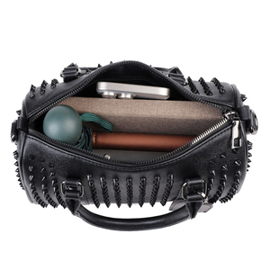 Borsa <span class=keywords><strong>da</strong></span> <span class=keywords><strong>bowling</strong></span> in pelle nera con borchie a punta, tracolla regolabile e rimovibile, manici superiori e piedini in metallo, stile punk - Product Image 6