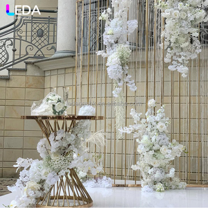 LEDA Bodas y Eventos, Nuevo Arco Metálico Rectangular Dorado Moderno con Cadena de Cuentas y Flores Colgantes - Product Image 3