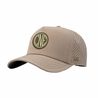 Casquette de baseball personnalisée OEM ODM à 5 panneaux, perforée au laser, en polyester, séchage rapide, avec logo en patch de caoutchouc découpé au laser