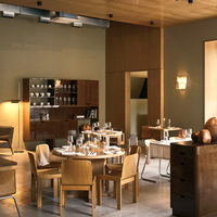 Aménagement complet de restaurant, mobilier sur mesure, design d'intérieur, présentoir commercial, comptoir de bar, décoration, rénovation de magasin