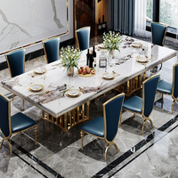 Ensemble de table à manger rectangulaire de luxe convertible moderne avec cadre en acier inoxydable doré et plateau en marbre pour la maison et les mariages