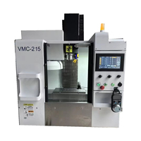 Centre d'usinage vertical CNC 3 axes VMC 215 de haute qualité avec broche motorisée pour usinage moyen et automatique