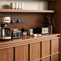 Meuble de station à café en bois sur mesure pleine hauteur avec rangements ouverts et fermés pour salle à manger