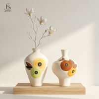 Vase à fleurs en céramique élégant Jossin avec un design de forme unique, œuvre d'art peinte à la main, finition céramique mate, décoration moderne pour la maison