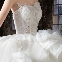 Robe de bal simple et personnalisable en tulle blanc, confectionnée à la main, avec col carré et motifs floraux ornés de strass, design original Strength Factory