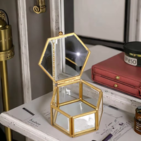 Boîte à bijoux miniature hexagonale transparente moderne faite à la main avec bande en laiton, accessoire en verre personnalisable, rangement de mariage portable