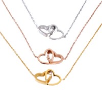 Collier Double Amour Européen Américain en Acier Inoxydable pour Femmes à la Mode en Forme de Coeur Double Anneau avec Gravure d'Explosion