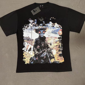Camiseta de algodón para hombre, negra, de manga corta, con estampado gráfico de motociclista alienígena, estilo urbano, cuello redondo, corte regular. - Product Image 1