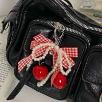 Porte-clés en dentelle avec nœud, perles, fraises et cerises, style coréen, fait main, mignon, féminin, breloque de sac pour femmes, décoration pour sac à main et sac à dos