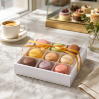 Boîte cadeau en chocolat de qualité supérieure avec couvercle transparent en PET, compartiment, ruban doré, papier rigide imprimé sur mesure pour desserts et pâtisseries
