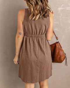 Оптовая продажа: Новое модное женское повседневное платье миди без рукавов с эластичным поясом, однотонное, свободного кроя, с декоративными пуговицами - Product Image 3