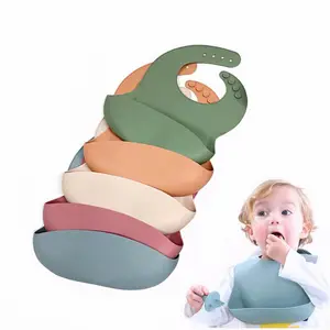 BPAフリー防水シリコンベビービブ洗える良質卸売給餌用品ファンシーデザインボタン幼児フードキャッチャー