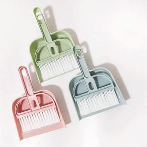 Mini balayette et pelle de bureau portables en polyester durable avec poils plats en PP, petit outil de balayage, brosse pour clavier - Product Image 1