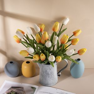 Tulipes artificielles à succès, nouvelle décoration d'intérieur populaire avec un design floral au toucher réel, vente en gros, style floral pas cher - Product Image 5