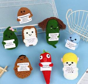 Muñecos de Comida Positiva Hechos a Mano de Ganchillo, Amigurumi Patata, Pepinillo, Piña, Champiñón con Tarjeta, Adorno Lindo para Escritorio al por Mayor - Product Image 2