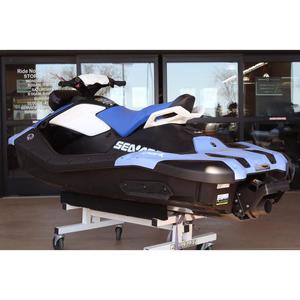 Jet ski Sea-Doo 3 places 2026 avec moteur Rotax 900 4 temps 115-150 CV, système audio, fibre de verre, jauges numériques et pack commodité - Product Image 3