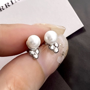 Boucles d'oreilles élégantes coréennes en or plaqué 18 carats avec perles pour femmes - Product Image 6