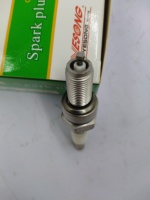Bougie d'allumage de moto CP7E dans le moteur