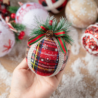 Boules de Noël en tissu à carreaux tricotées avec aiguilles de pin pour la décoration de l'arbre de Noël et de la maison