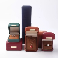 Boîte à bijoux en cuir PU avec logo personnalisé, boîte cadeau Cartier, boîte à anneaux rouge, boîte à colliers, boîte à bracelets, boîte à boucles d'oreilles, ensemble d'emballage de bijoux de luxe