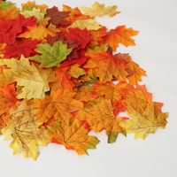 A89 Lot de 50 feuilles colorées d'automne et d'automne de 8cm Décorations de table pour Thanksgiving Feuilles d'érable artificielles