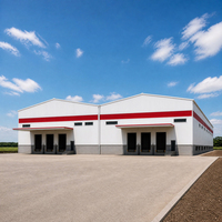 Bâtiment d'entrepôt moderne en acier avec plusieurs quais de chargement et portes à enroulement pour la logistique