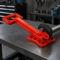 Étau à tuyaux rouge en acier, pince à tuyaux, outil d'atelier industriel