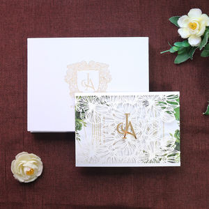 Boîte à invitations de mariage personnalisée en velours blanc avec un élégant couvercle découpé au laser, fermeture à loquet, feuille d'or, ruban en acrylique transparent - Product Image 2