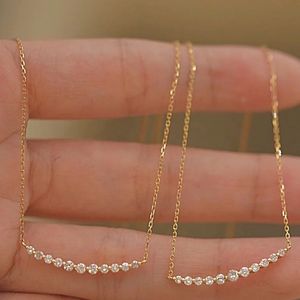 สร้อยคอเพชรทรงโค้งเรียบหรู ดีไซน์มินิมอล รูปทรงยิ้ม  ทองคำแท้ 18k จาก Xinfly Fine Jewelry - Product Image 2
