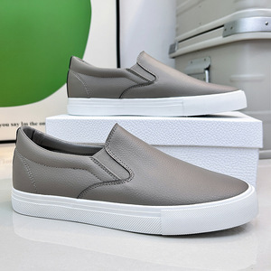 Un par de zapatillas de suela blanda de color blanco para niños y niñas, aptas tanto para niños como para niñas, estilo casual y relajado. - Product Image 1
