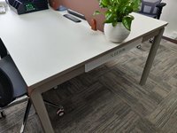 Bureau de travail moderne en bois de haute qualité avec panneau de conception modulaire, hauteur réglable, plateau en PVC, mobilier de bureau commercial modulaire
