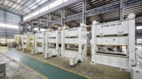 Presse hydraulique de 250 tonnes avec ligne de production de pièces de filtre à huile de moule d'alimentation
