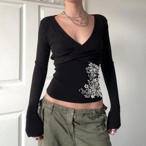 Camiseta de Manga Larga con Cuello en V y Estampado Floral Vintage Gótico Y2K para Mujer, Transpirable, a la Moda, en Oferta, Cómoda, Informal, de Corte Regular - Product Image 3