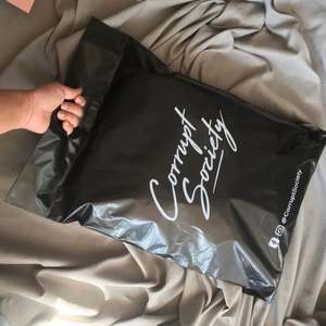 Bolsas de Correo Biodegradables de Polietileno Mate Beige, Bolsa de Envío de Polietileno para Bikinis y Pelucas con su Propio Logotipo Personalizado - Product Image 1