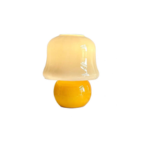 Lampe de chevet en verre crème VH Nordic, abat-jour en verre de style médiéval, alimentation par piles et prise secteur